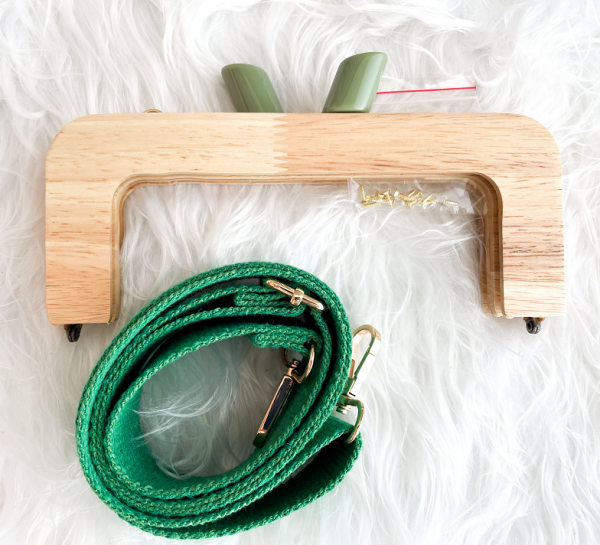 Chiusura in Legno con Pomellini Verde