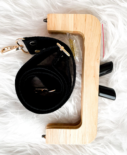 Chiusura in Legno con Pomellini Nera